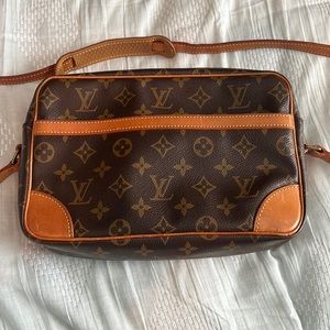 Authentic Louis Vuitton Trocadero crossbody. Date Code NO 0589. Made in France